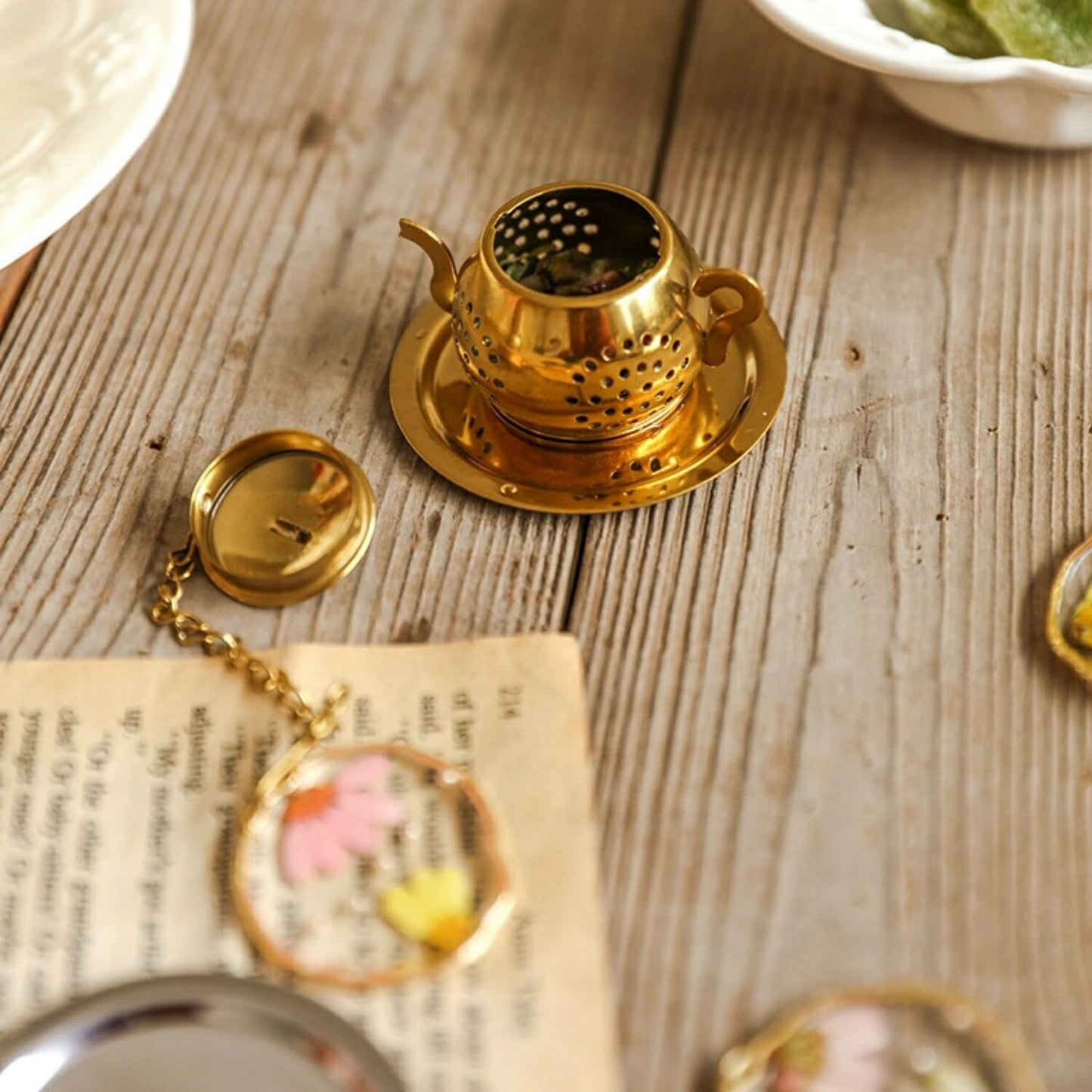 IwaiLoft 北欧 金属製 茶こし 茶漉し ミニ ティーポット型 ポット型 ティーインフューザー ゴールド ティーストレーナー(茶こし)ドリッパー フィルター ティーストレーナー ガラス 紅茶 ステンレスの茶こし 急須 マグカップ など用 茶道具 ギフト プレゼント