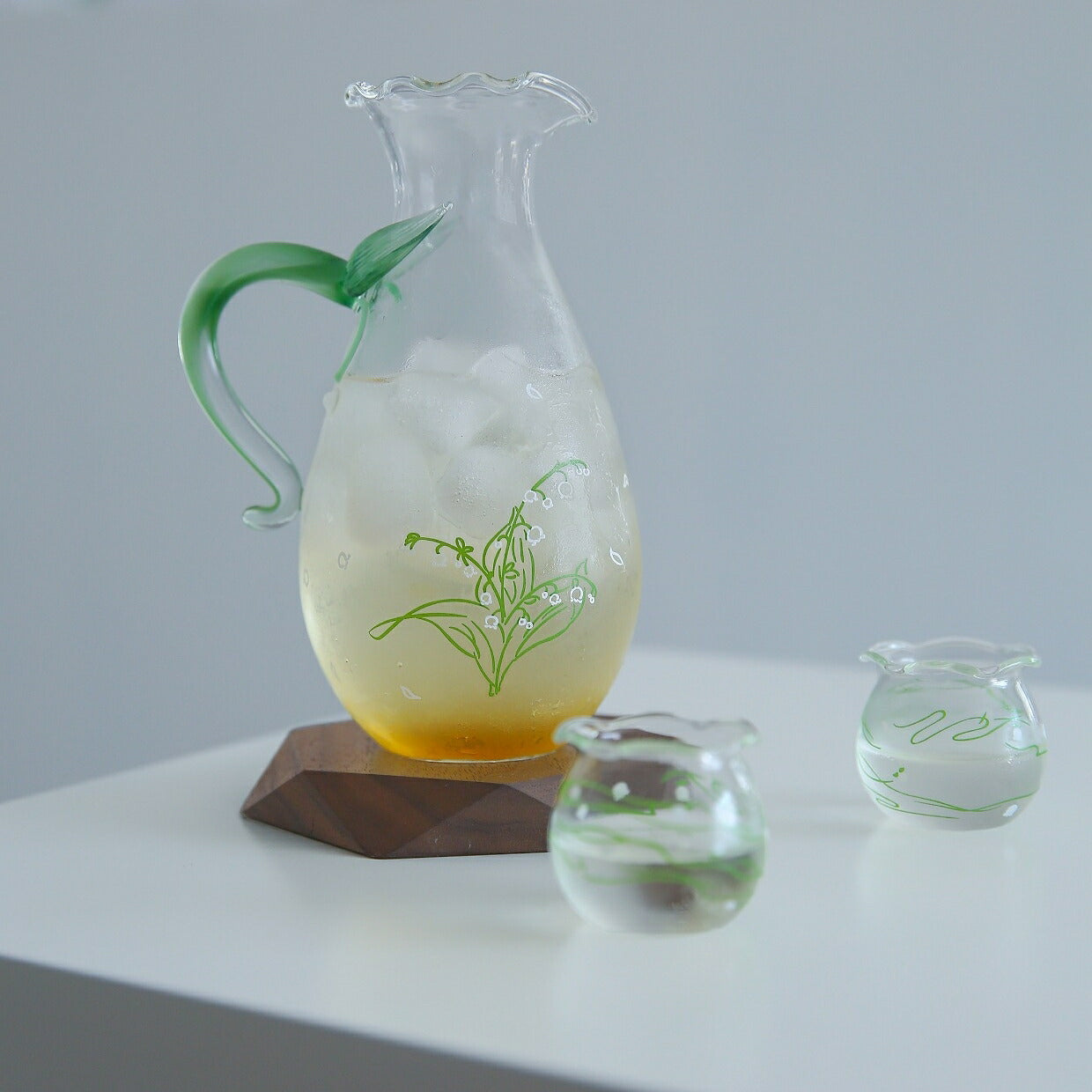 IwaiLoft 幸せ運ぶ 鈴蘭 ガラスピッチャー 冷水筒 耐熱ガラス 片口 320ml コーヒーポット 徳利 酒器 ハンドメイド ピッチャー ガラスポット ウォーターピッチャー コーヒーカラフェ クリア ジャグ フルーツポット ドリンクピッチャー ピクルスポット ティーサーバー 茶海