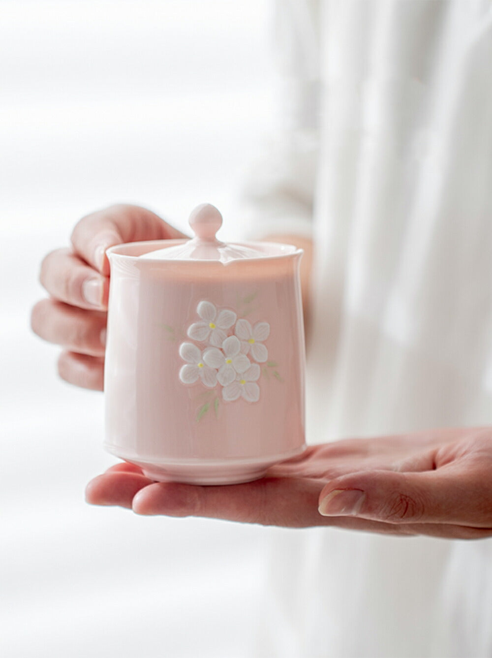 桜・気品高い 茶筒 茶入 お茶缶 花柄 小鉢 小サイズ かわいい 小 茶の箱 蓋付 キャニスター 収納ジャー コーヒー豆 コーヒーキャニスター 珈琲キャニスター 蓋物 棗 珍味入れ 一輪挿し 蓋つき小鉢 蓋物 緑茶 茶葉 保存容器 豆入れ 防湿保存 磁器 IwaiLoft