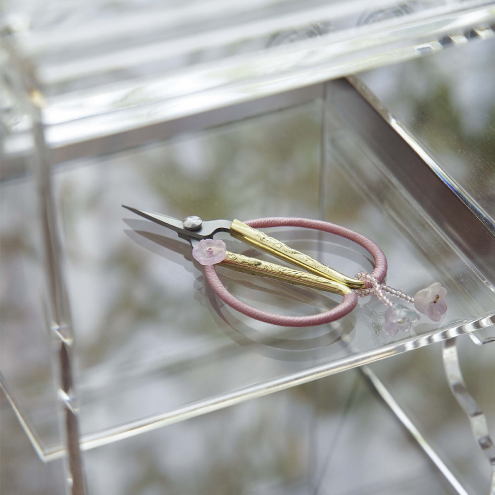 IwaiLoft 小さい ハサミ 4色 はさみ 房付き 鋏 かわいい アンティーク シザー ミニシザー 盆栽ハサミ 茶芸 茶葉 本格 刺繍はさみ 糸切りばさみ 糸切はさみ 糸切りハサミ 裁縫 花柄 ステンレス 鋭い 手芸用はさみ 布切り 裁縫道具