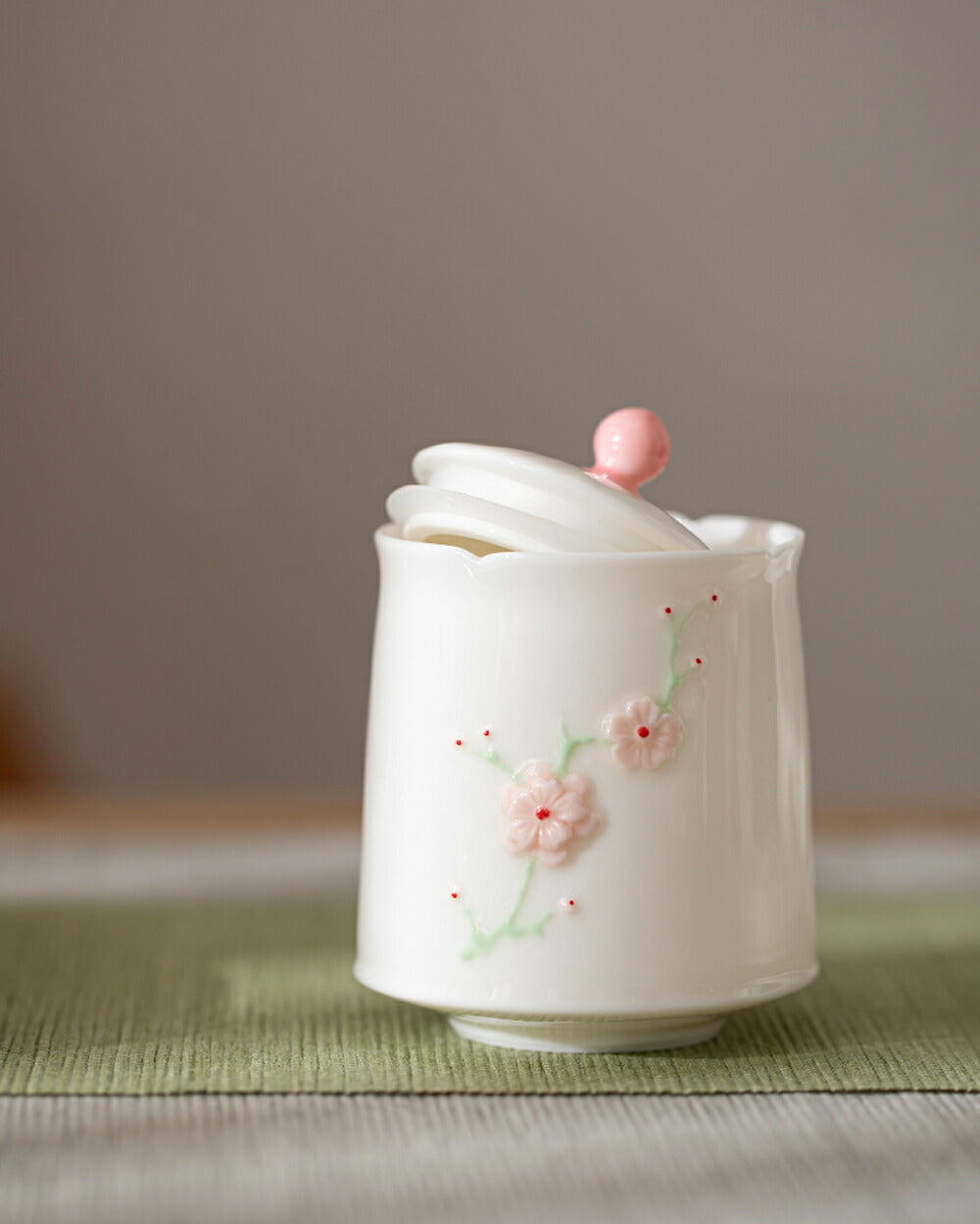 桜・気品高い 茶筒 茶入 お茶缶 花柄 小鉢 小サイズ かわいい 小 茶の箱 蓋付 キャニスター 収納ジャー コーヒー豆 コーヒーキャニスター 珈琲キャニスター 蓋物 棗 珍味入れ 一輪挿し 蓋つき小鉢 蓋物 緑茶 茶葉 保存容器 豆入れ 防湿保存 磁器 IwaiLoft