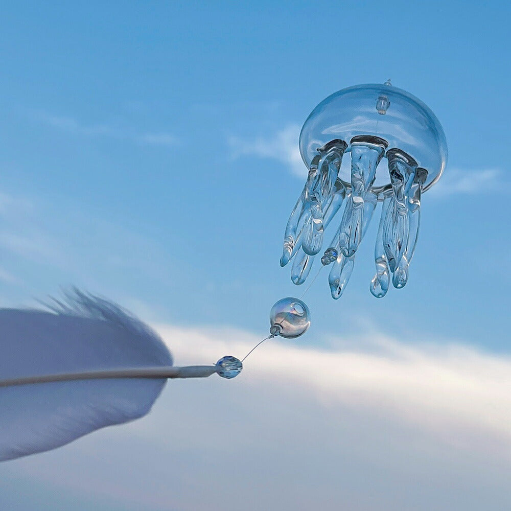 IwaiLoft 夏の風詩物 風鈴 ガラス風鈴 手作り ガラス細工 くらげ風鈴 透明 癒し 吊り下げ 飾り ふうりん クラゲ ハンドメイド 和の音色 夏の音色 かわいい 海 夏 涼しい インテリア 贈り物 ギフトにも最適