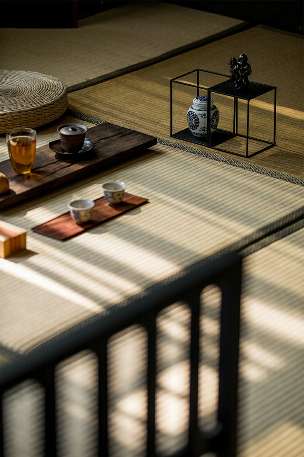 IwaiLoft 机上ラック 卓上ラック ミニラック 和風 鉄棚 黒 ブラック Iron Art 鉄加工 黒皮鉄 卓上収納ラック デスク上置棚 展示棚 インテリア おしゃれ シンプル フレーム 高級感 オープンラック オープンシェルフ 店舗什器 鉄 茶器 茶道具 収納 小物入れ