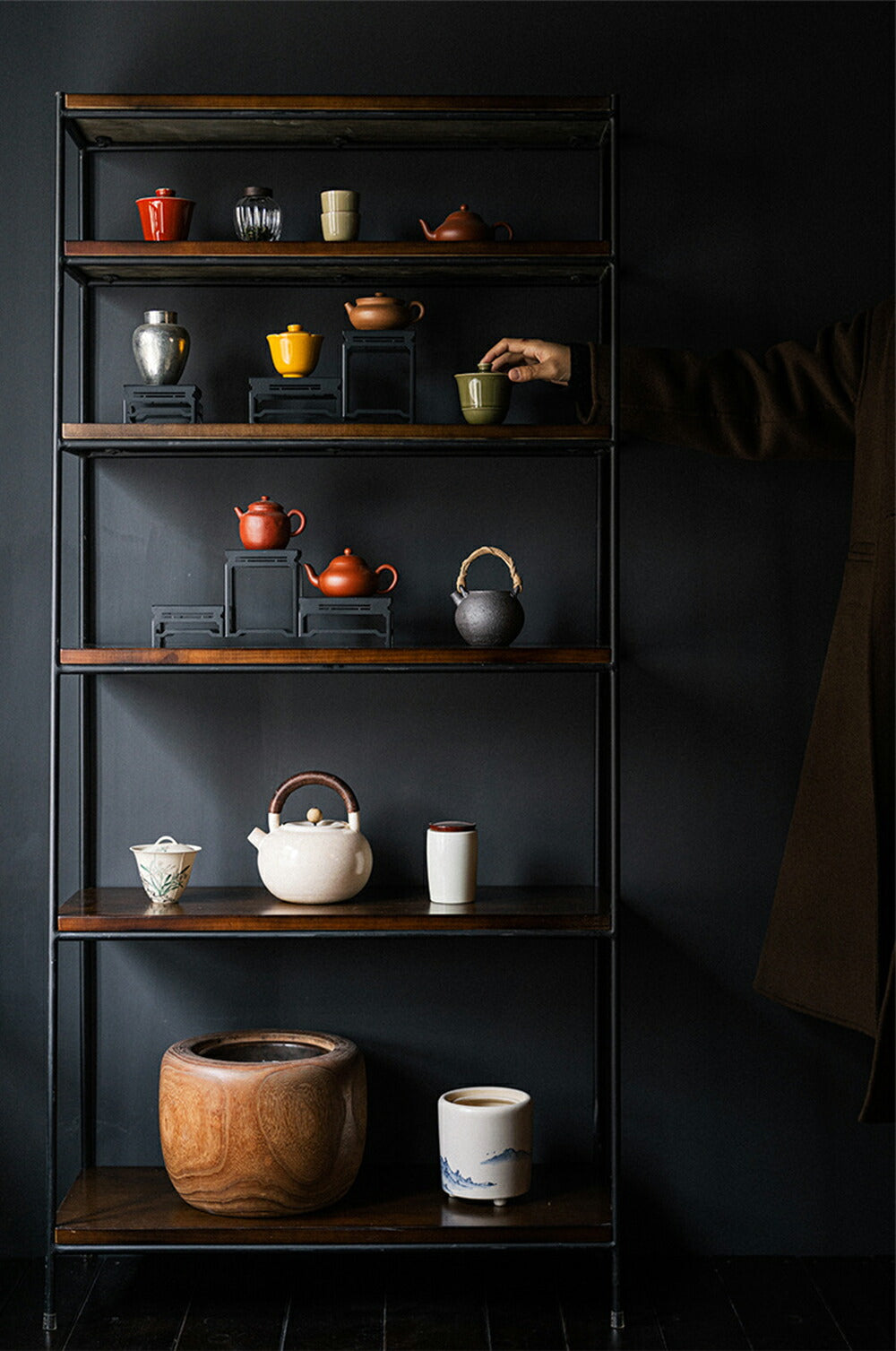 IwaiLoft Iron Art 祥雲 机上ラック 一段 卓上ラック 和風 鉄棚 黒 ブラック 鉄加工 黒皮鉄 卓上収納ラック デスク上置棚 インテリア おしゃれ シンプル フレーム 高級感 オープンラック オープンシェルフ 店舗什器 鉄 茶器 茶道具 収納 小物入れ