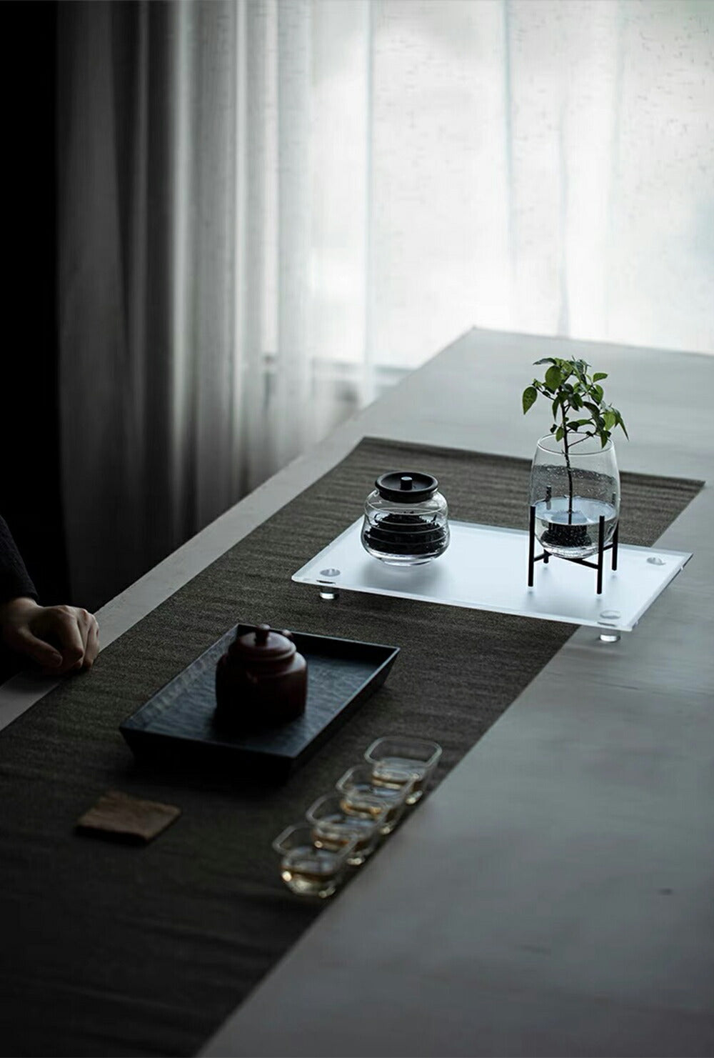 IwaiLoft 気品高い トレー アクリル トレイ 透明 アクセサリートレー ディスプレイ 長方形 角型 台座 飾り棚 花台 高台 35cm 22cm おしゃれ 菓子皿 カフェトレー ティートレー 茶芸 茶盤 菓子 副菜 ケーキ プレート お皿 ランチトレー アクセサリー置き 小物置き インテリア