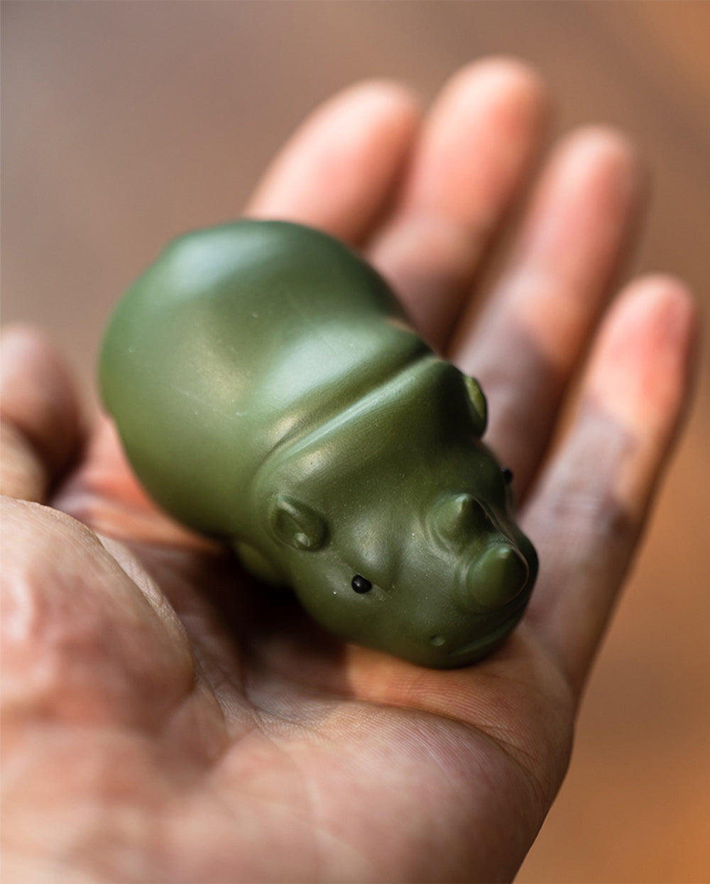 IwaiLoft 犀の置物 サイ 陶器 茶寵 手作り オブジェ かわいい 縁起物 工芸品 民芸 風水グッズ 風水アイテム 工芸品 彫像 陶磁器 茶玩 茶ペット 書斎 和室 茶道 宜興紫砂 風水グッズ 風水 開運祈願 縁起飾り 風水