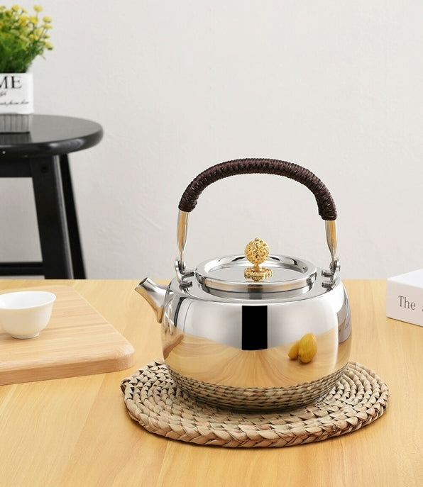 何気なく飲んでいたコーヒーやお茶がよりおいしく感じる、心地よい時間。「いつも」の日々が、ちょっと特別になる。