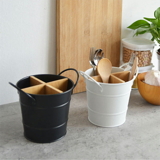 カトラリースタンド カトラリーボックス カトラリーケース 箸入れ 箸置き 大容量 仕分け 金属 白 ホワイト 黒 卓上 収納 おしゃれ スリム仕様 お箸 スプーン フォーク ナイフ 爪楊枝 収納 おたま お玉 さいばし 菜箸 文具収納 黒収納 便利グッズ・雑貨 キッチン IwaiLoft