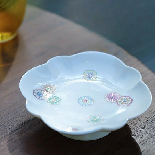 IwaiLoft「春暖花開」美しい手毬  花型 トレー お皿 丸皿 小鉢 高台 トレー 13cm 手まり柄 お盆 白 花柄 おしゃれ 菓子皿 足付き ティートレー  ケーキトレー 豆皿 浅鉢 菓子 副菜 ケーキ 器 プレート 波紋 和食器 お家カフェ お皿 さら インテリア 小物入れ