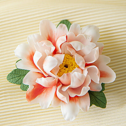 IwaiLoft 100年枯れない磁器のお花 美しい牡丹 一輪の花 お香・線香立て ボタンの花 お香立て 香立 お香置き 置物 陶磁器 花のオブジェ インテリア 枯れないお花 アレンジ 陶磁器の花 フラワー ギフト 鎮紙 文房具 茶道具 茶遊 雑貨 工芸品 縁起物 母の日 開運 誕生日 贈り物