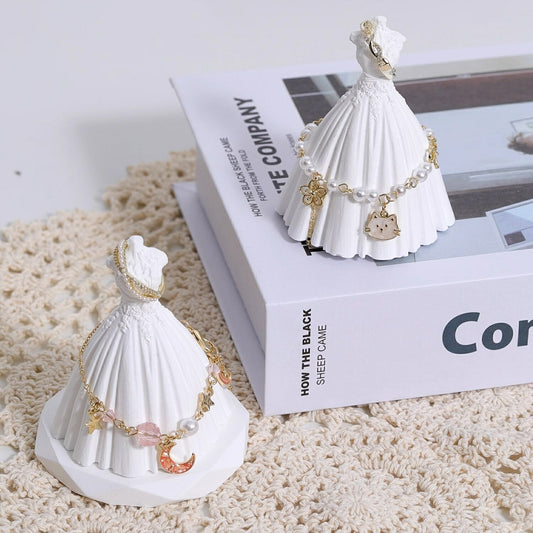 IwaiLoft  2点以上送無  ウエディングドレス 置物 結婚式ドレス 花嫁ドレス 小さい オブジェ ホワイト 白  かわいい アクセサリー展示 収納 チェーン おしゃれ 撮影道具 インテリア雑貨 部屋装飾品 飾り物  癒し グッズ 彼女 新婚 プレゼント 誕生日 お祝い 記念日 贈り物に