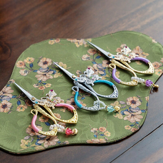 IwaiLoft 蝶々物語 小さい ハサミ はさみ 房付き 鋏 かわいい おしゃれ シザー  ミニシザー 盆栽ハサミ 茶芸 茶葉 本格 刺繍はさみ 糸切りばさみ 糸切はさみ 糸切りハサミ 裁縫 花柄 ステンレス 鋭い 手芸用はさみ 布切り 裁縫道具