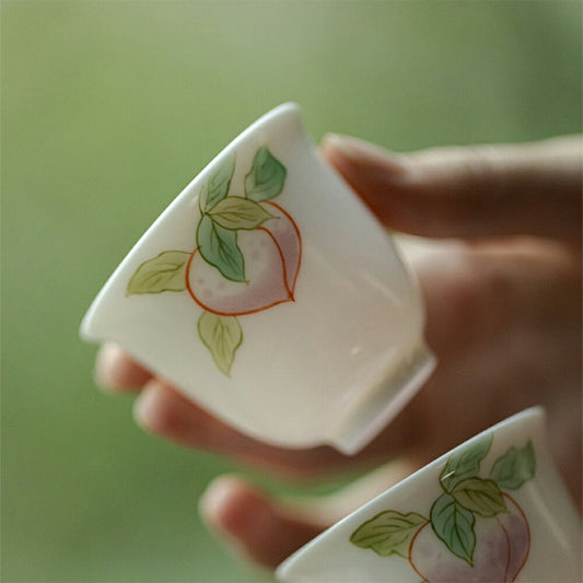 【2客セット】IwaiLoft 日常の何気ないひとときをぜひお楽しみください 景徳鎮 磁器 茶杯 かわいい桃のデザイン湯のみ 湯呑み お茶 カップ コップ グラス おしゃれ 来客用 お茶用品 ティーウェア 中国茶器 台湾茶器 贈り物にも 食洗機対応【送料無料】