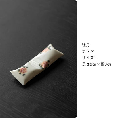 箱枕調 箸置き 箸置 箸休め はし置き カトラリーレスト 筆置き 筆架 箸置き 置物 陶磁器 桃柄 牡丹 花柄 蝙蝠紋 ミニ 文鎮 鎮紙 書道用品 文房具 茶道具 茶遊 雑貨 工芸品 縁起物 母の日 開運 誕生日 贈り物 癒し シノワズリ レトロ 書道小物 趣味 白磁 飾り 小物 IwaiLoft