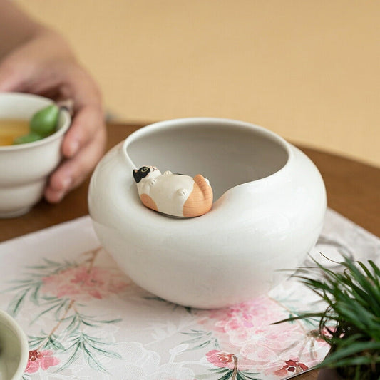 「のんび～り猫」ねこ ボウル 菓子椀 汁椀 お椀 お茶碗 和食器 小鉢 おしゃれ 小付け 深鉢 猫型 置物 インテリア雑貨 550ml 花入 フラワーベース 白磁 生け花 一輪挿し 白い ホワイト 花瓶 花びん 建水 こぼし 茶こぼし 白 水孟 茶道具 中国茶器 台湾茶器 手作り 器 IwaiLoft