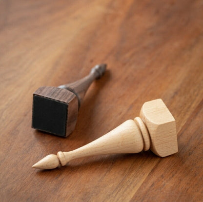 天然木 リングスタンド アクセサリー収納 ディスプレイ 指輪スタンド 指輪置き リング置き 木製 ウールナット 小さい ミニサイズ おしゃれ 婚約指輪入れ 指輪収納 持ち運び 携帯 外出 旅行便利 結婚式 結婚お祝い プレセント  摂影道具 インテリア雑貨 室内飾り IwaiLoft