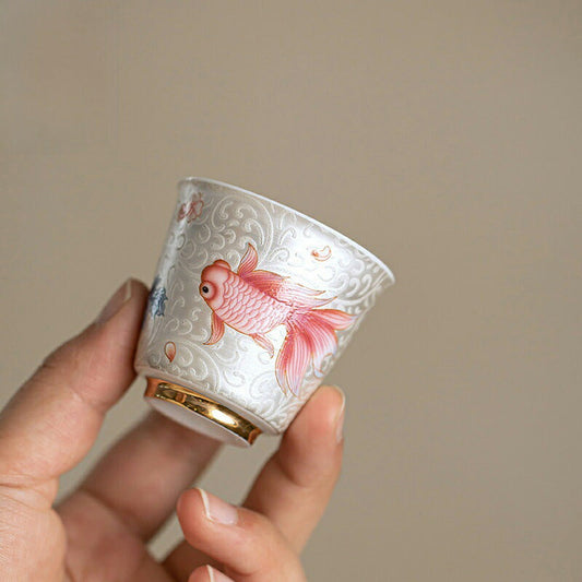 美しく色鮮やかな 湯?み 錦鯉柄 にしきごい 銀鱗紅白 盃 湯飲み ティーコップ ティーグラス 50ml 猪口 フリーカップ 手作り 白磁 食器 磁器 茶器 茶杯 中国 景徳鎮 磁器 茶芸 琺瑯彩掐絲魚戲 IwaiLoft