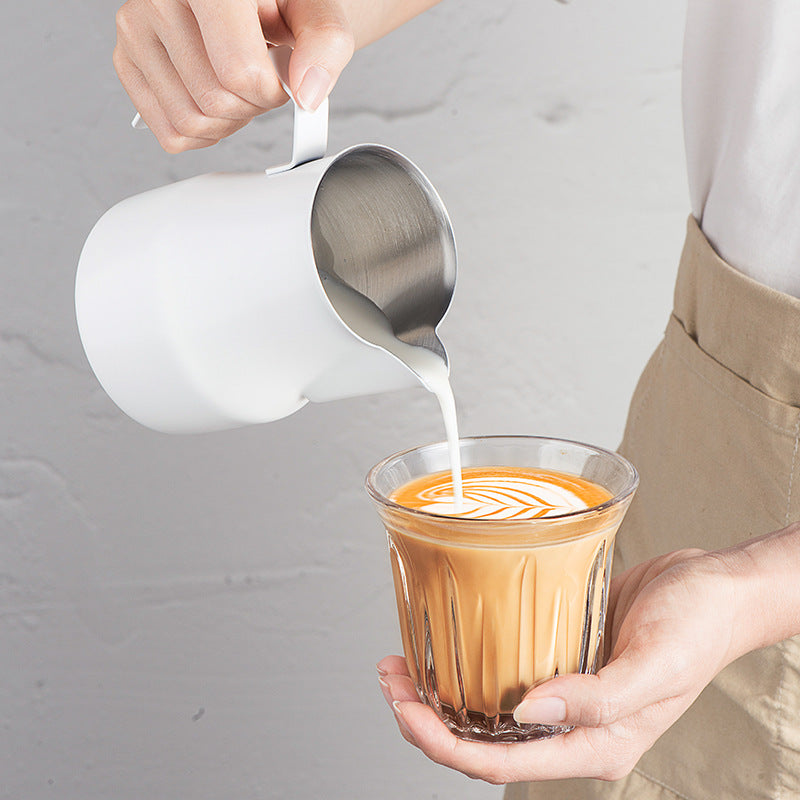 IwaiLoft コーヒー ミルクピッチャー ミルクジャグ ミルクスチーマー 上質なステンレス製 ミルクフォーマーポット 500mL 泡立て用ピッチャープルフラワーカップコーヒーミルク泡立て器ラテアートミルクフォームツールコーヒーテーブルダイニングテーブルに最適