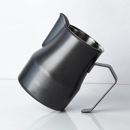 IwaiLoft コーヒー ミルクピッチャー ミルクジャグ ミルクスチーマー 上質なステンレス製 ミルクフォーマーポット 500mL 泡立て用ピッチャープルフラワーカップコーヒーミルク泡立て器ラテアートミルクフォームツールコーヒーテーブルダイニングテーブルに最適